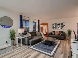 The Arvada Retreat with HotTub, Games, Gym and Lounge