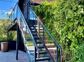 Cosy Hampshire Barn Getaway, Large garden alongside a stunning river - Fire Pit, BBQ, Outdoor seating - Country walks & Pubs