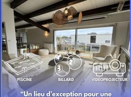 La Villa - Piscine - Billard, hotel in Belleville-sur-Vie