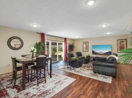 Charming 3-bedroom 1 bath basement nook with backyard view and gazebo, hotel v destinaci Cottage Grove