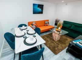 Stylish and New Urban 2 bedroom Flat in leafy Sale Trafford close to Tram Station with easy commute into Manchester City Centre、セールのホテル