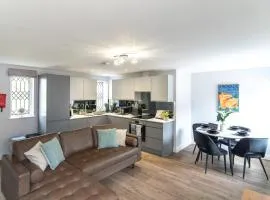 The Charming Redwood Escape, New Forest