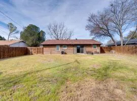 3 Mi to Dtwn Denton Getaway with Furnished Patio!