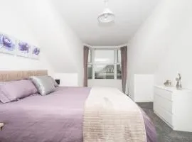 Dwell Stylish 4 Bed Apartment Close To Hospital