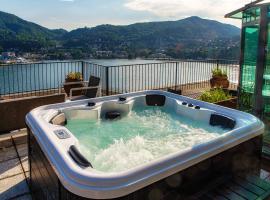 Heavenly Views on Lake Como - Terrace & Hot Tub, hotel v destinaci Como