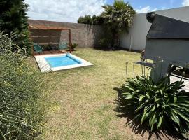 Casa con pileta cerca del aeropuerto, hotel v destinaci Bahía Blanca
