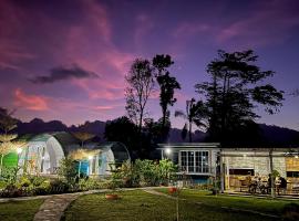 Rainbow Glamping, glamping em Padangan