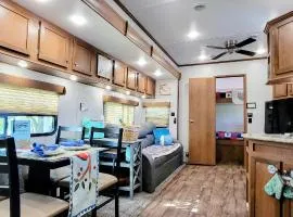 Bird House, Romance Glamping Pup Paradise Near River ADA