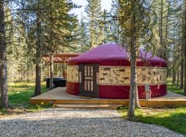Shanti Yurt with private hot tub in Bragg Creek, hotel en Bragg Creek