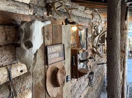 Rustic Cozy Cabin with hot tub, Hotel in Bragg Creek