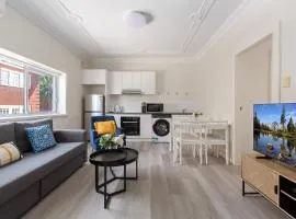Chic 1-Bed Retreat Near Shops & Beach