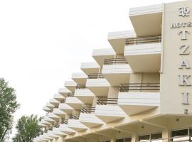 Tzaki hotel & restaurant Patras，位于帕特雷的海滩酒店