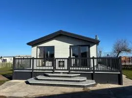 The Retreat 8 Lodge - Hot tub, WiFi, pet friendly, bath - Golden Palm Resort - Meadow Lakes Caravan & Lodge Hire