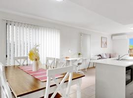 Stay Play & Relax in Comfort, hotel in North Lakes
