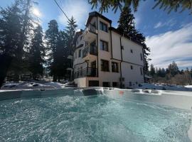 Villa Rila Borovets with Hot Pool, Jacuzzi & Sauna by BookVillaBG, villa em Borovets