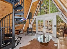 Acute A-frame Cabin w WiFi, close drive to lake!, hotel in Sugarloaf