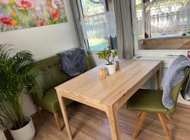 Ferienhaus CaroGr&uuml;n in Erfurt-gem&uuml;tlich-sonnig-K&uuml;che-Bad-Garten-Parken-Pool-Sauna-WLAN, готель з басейнами у місті Ерфурт