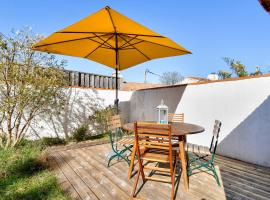 Maison pour 4 avec jardin et terrasse - 500m plage, hotel di Barbâtre