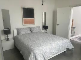 Entire House Near Valletta - 3 Double Bedrooms with Aircons - Perfect for Adults Families & Friend Groups - WiFI-Parking-Non-Sharing, vila v destinaci Msida