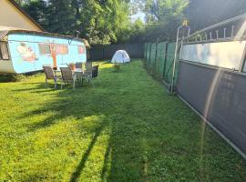 Erlebe unseren Verein im geräumigen Wohnwagen!, hotel in Feldkirchen bei Graz