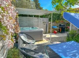 Beachfront House with Private Jacuzzi and Garden Zadar