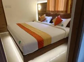 Attukad river side 4 Rooms Individual Cottage 'near attukad waterfalls' - Hall, 4bed room delux, falls view, located at tea etstae