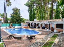 Elegant Villa in Corroios with Private Pool, hotel di Corroios