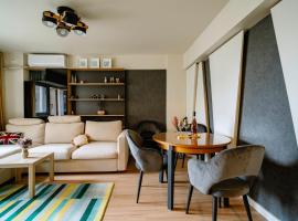 The QUARK Modern Designed 2BR Central Apartment, hotel en Craiova