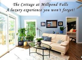 Cottage at Millpond Falls - A Romantic Escape, khách sạn ở Warwick