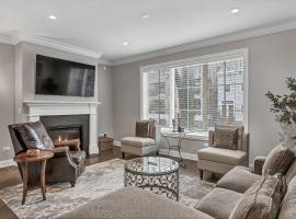 Viesnīca Elegant Condo-Steps from Wrigley Field, 32 Nights condo Čikāgā