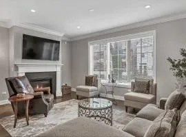 Elegant Condo-Steps from Wrigley Field, 32 Nights condo