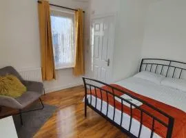 Harbour House - Entire Detached 4BR, Ensuite & Bath, Wi-Fi, Smart TV, Self Catering - Serving Contractors, Tourists, Santa Pod & Silverstone!