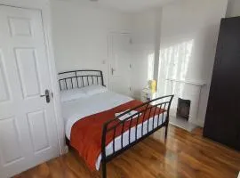 Harbour House - Entire Detached 4-BDR, Ensuite & Bath, Fast Speed Wi-Fi, Smart TV, Self Catering - Serving Contractors, Tourists, Santa Pod & Silverstone!