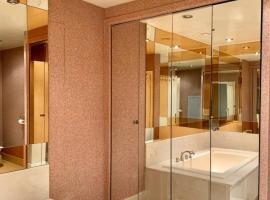 Nuit avec vue sur la mairie, capsule hotel in Boulogne-sur-Gesse