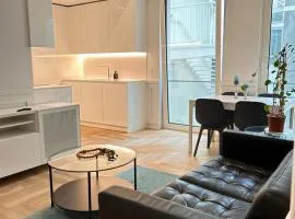 2 Ensuite Bedrooms Walk to Rossio AC