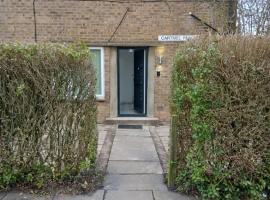 Newly Refurbed, Driveway, 4-BR House, Ensuite, hotel in Northampton