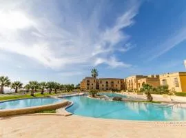 Luxury Stay with Jacuzzi, BBQ and Huge Pool