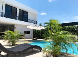Casa con piscina en GIRARDOT, hotel v destinaci Florián