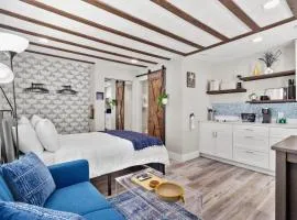 Winter Getaway! Walkable to Beach Access, Restaurants & Nightlife! Beach Equipment Included & Pet Friendly!