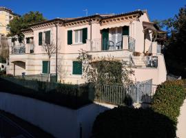 Sirolo trilocale nuovo con aria condizionata posto auto, хотел в Сироло