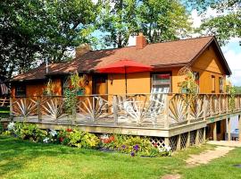 Spacious Lake Cabin Rental with a Private Hot Tub in Ogemaw County, Michigan, hotel v destinaci West Branch