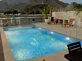 Al Dana Palma Villa - Luxury 4-bedroom villa with Heated Pool & Mountain Sea View
