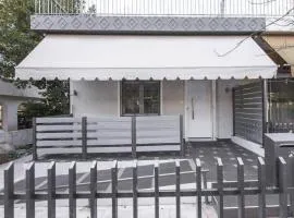 Modern fully-equipped house, 5 min walk from metro