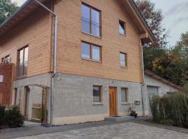 Holly-WOOD Allgäu Ferienwohnung, ξενοδοχείο σε Markt Rettenbach