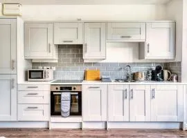 Central Stylish 2Bed Apartment 5 min walk to City Centre with Parking
