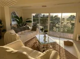 Grande Villa avec Piscine, Pétanque et Vue Mer pour 12 Personnes