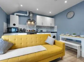 Walk from station , Comfy King Size , ideal work stays