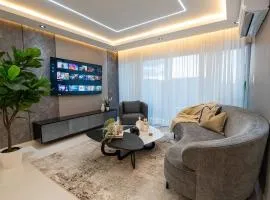 Modern 3BR! 9FL, King Bed! STI with Pool! Fast wifi!