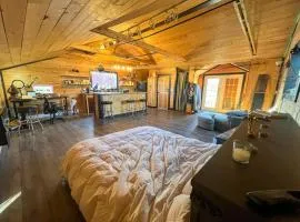 Charming Melrose Place Suite #4