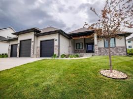 Luxury Retreat- Modern 5BR Ranch in Bennington, villa in Bennington